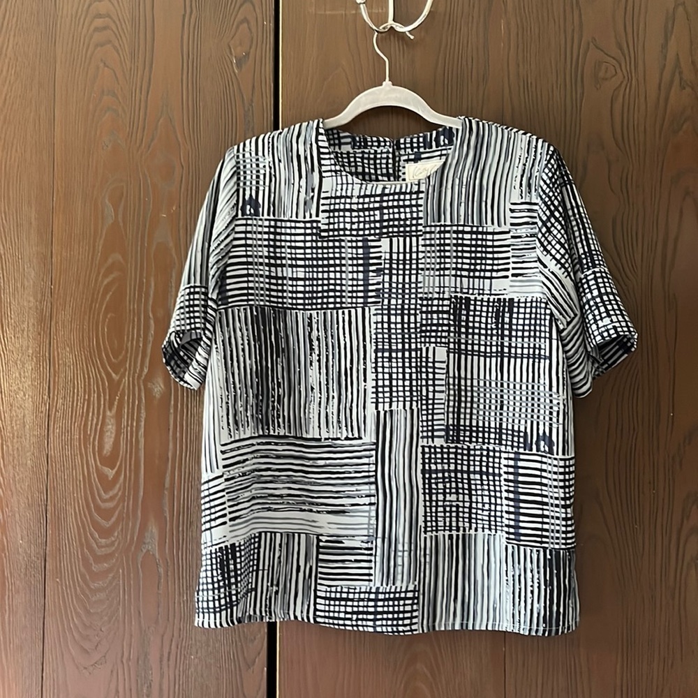 Kathy Che short sleeved 100% polyester so it feels silky blouse. Size Medium